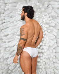 Vista trasera del calzoncillo Power Cup Bikini blanco para hombre, diseño minimalista y sexy con ajuste perfecto.